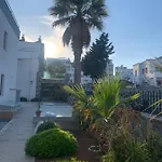 Orya Aparts غومْبيت
